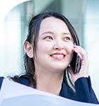 忙しく働く女性