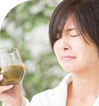 ドリンクを飲む女性