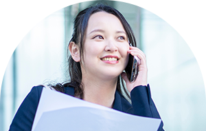 忙しく働く女性