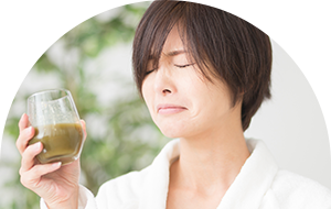 ドリンクを飲む女性